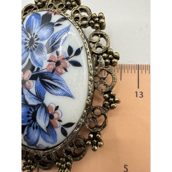 Vintage Blue And Pink Flower Brooch With Decorative Border - Picture 7 of 9